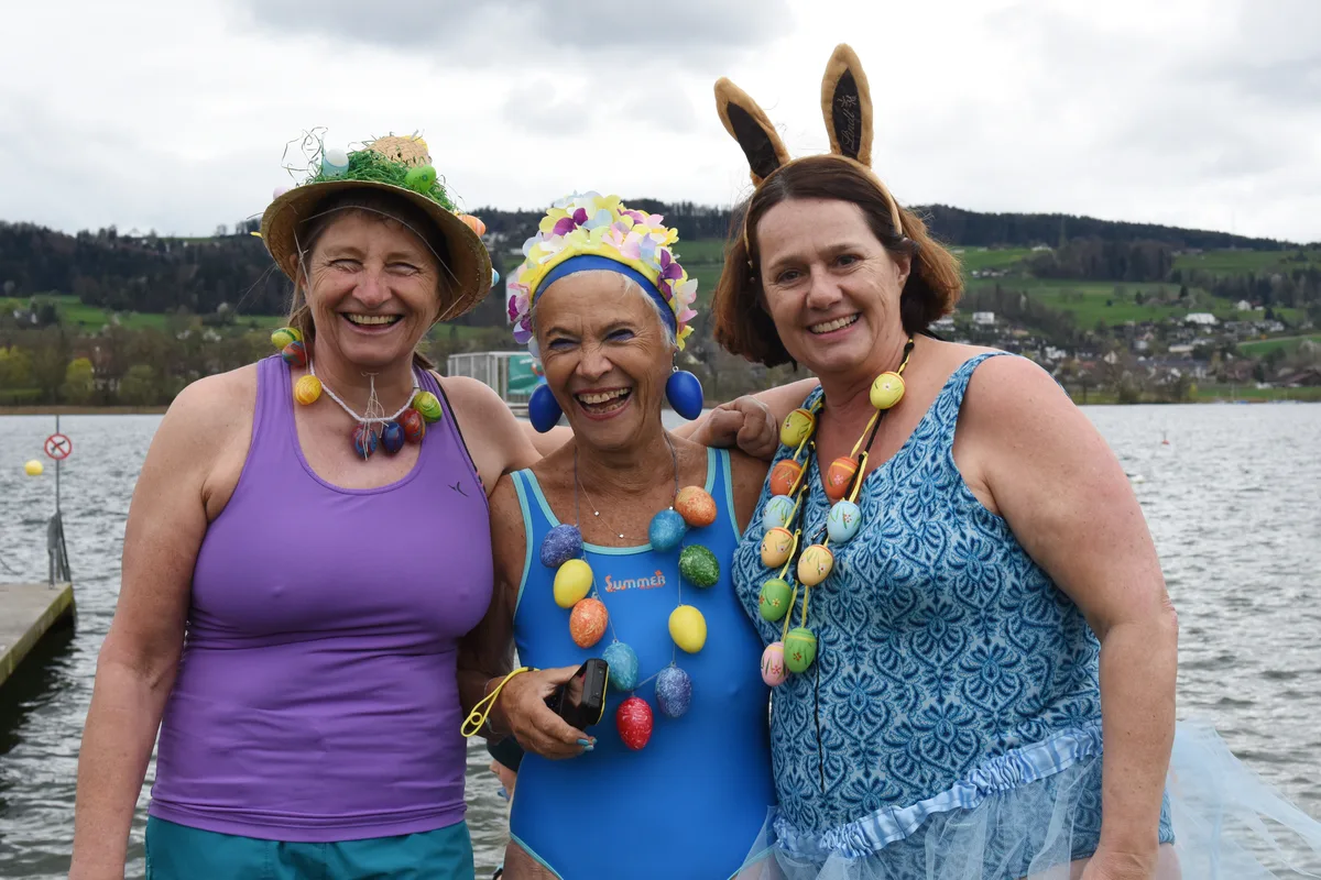 Auch die Accessoires sind wichtig. Am 1.April 2024 in der Badi Uster fand das Blaueierschwimmen statt.